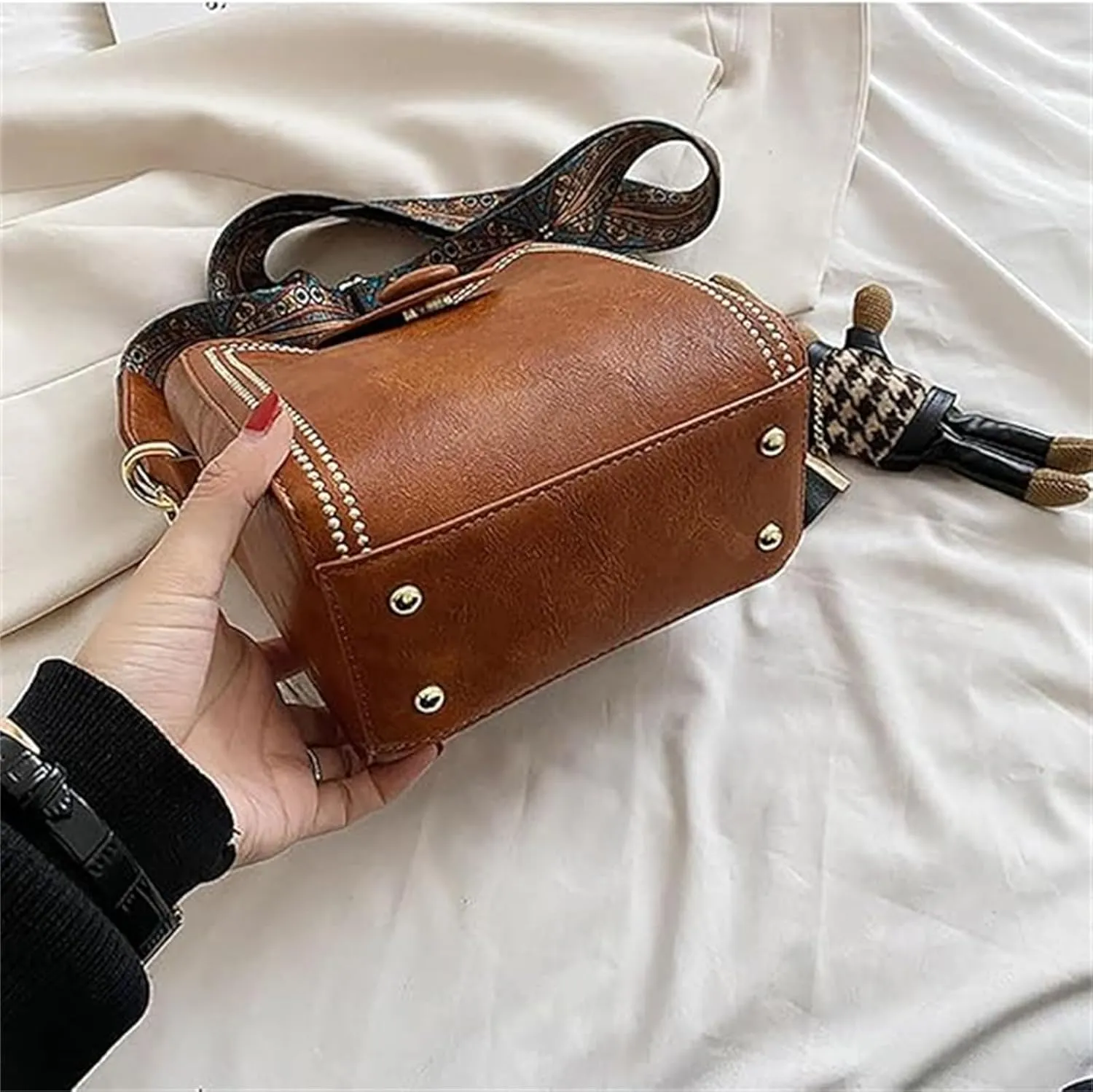Bootara Bucket Bag, Women's Vintage Bunny Charm Bucket Bag, Crossbody Bag with Adjustable Wider Shoulder Strap